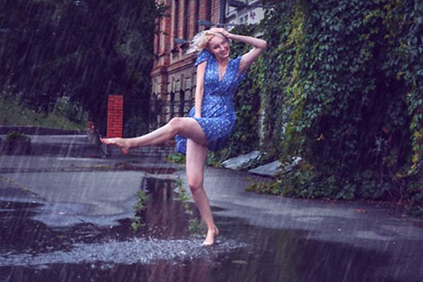 Zakochana kobieta tańcząca w deszczu